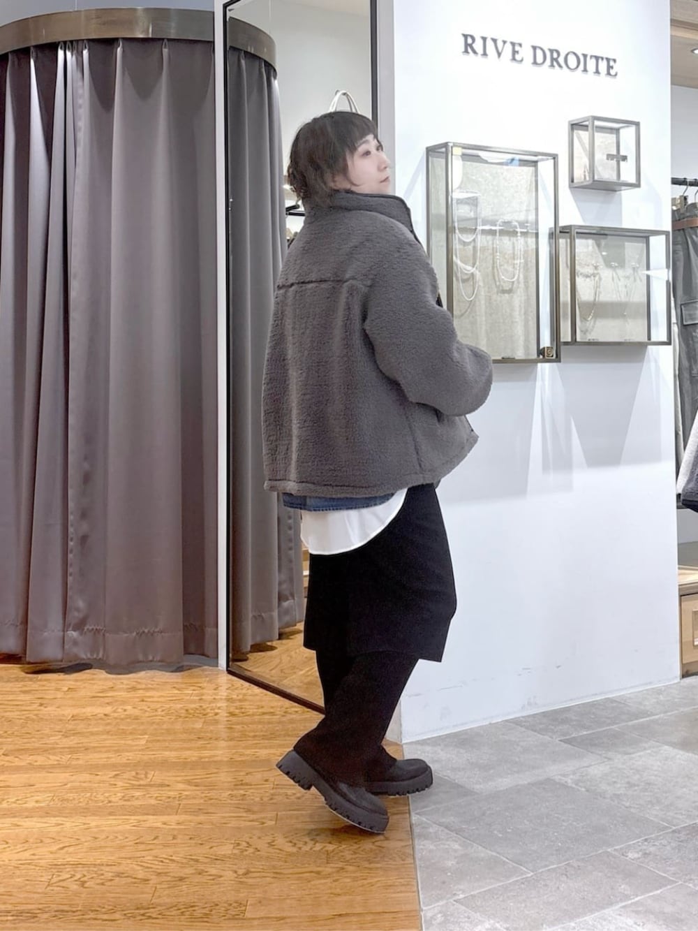 ホワイト系のシャツ/ブラウス、ブラック系のショルダーバッグ、ブルー系のシャツ/ブラウスを着用したレディースの秋コーディネートの3枚目の写真