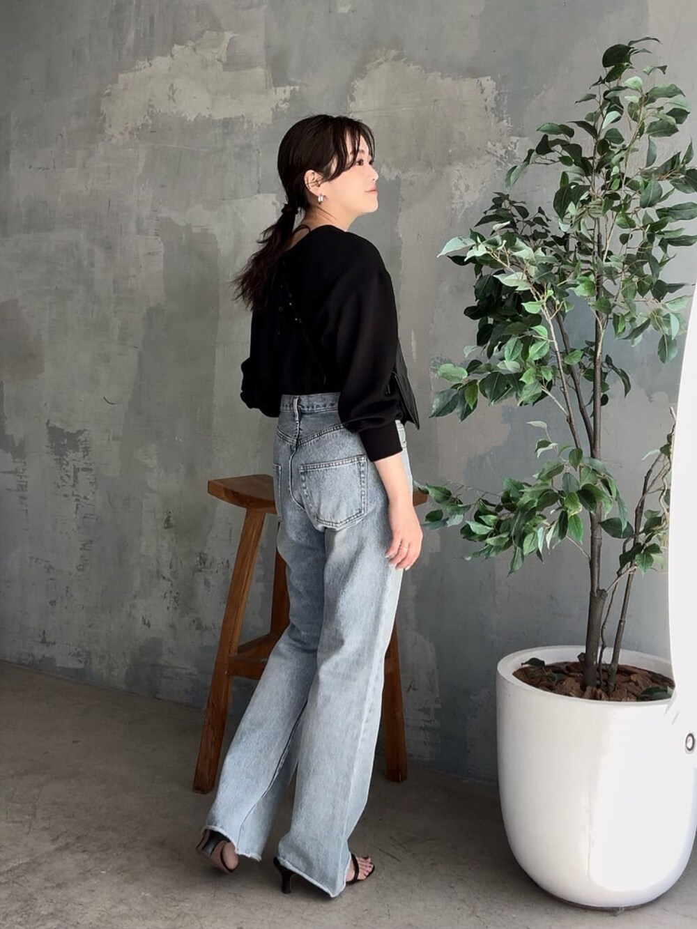 ホワイト系のシャツ/ブラウス、ブルー系のデニムパンツ、ブラック系のサンダルを着用したレディースの春コーディネートの3枚目の写真