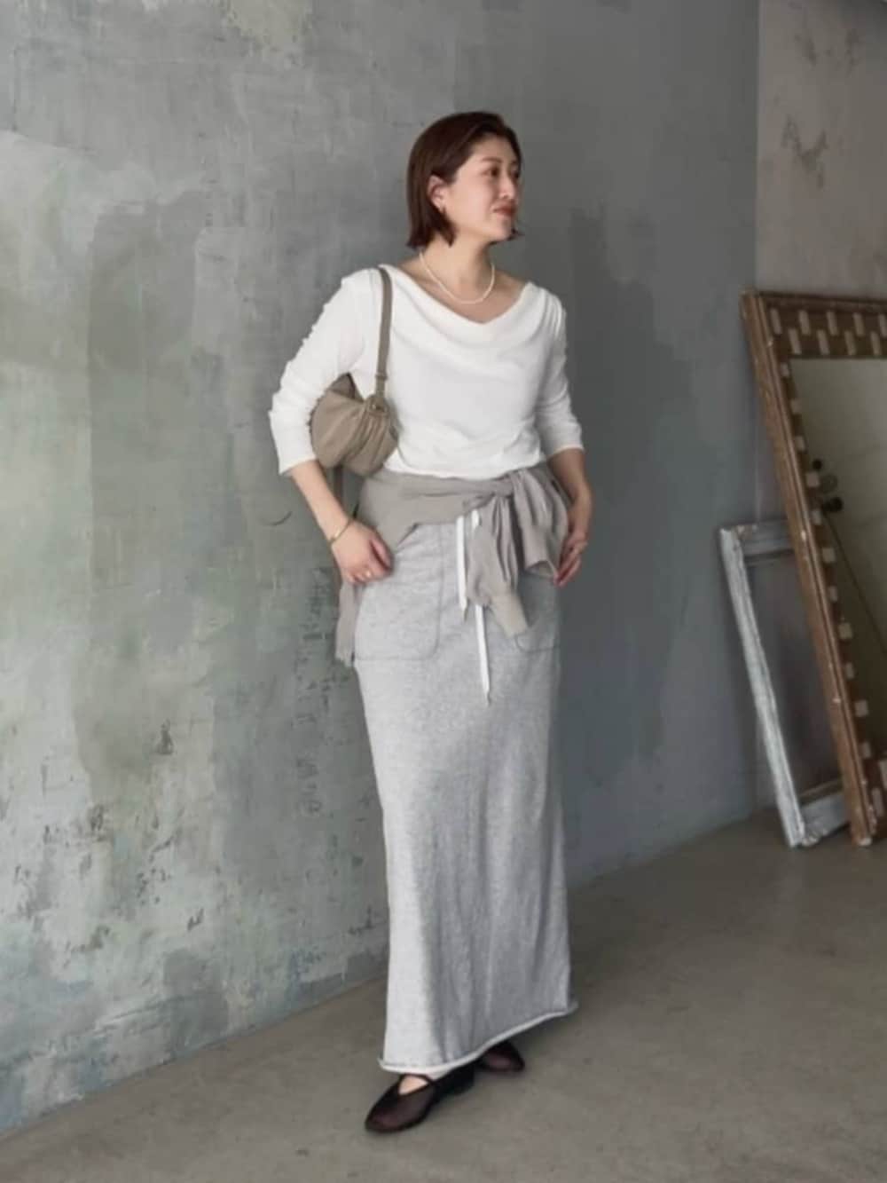 ブラック系のその他シューズ、グレー系のスカート、グリーン系のブルゾンを着用したレディースの春コーディネートの5枚目の写真