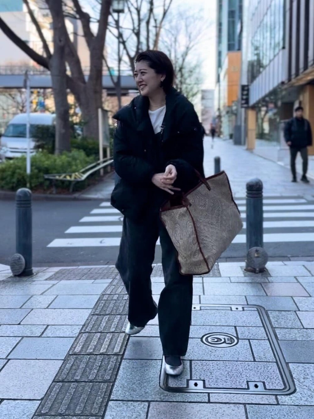 ブラック系のダウンジャケット/コート、ブラック系のサロペット/オーバーオールを着用したレディースの冬コーディネートの4枚目の写真