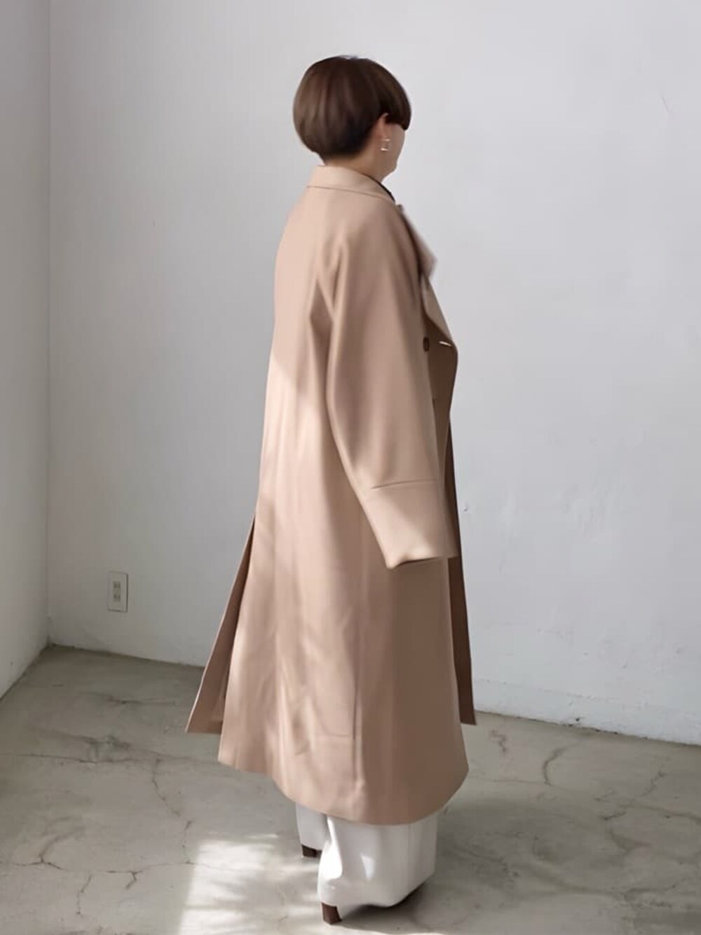 ブラウン系のシャツ/ブラウス、ブラウン系のローファー、イエロー系のその他アウターを着用したレディースの秋コーディネートの2枚目の写真