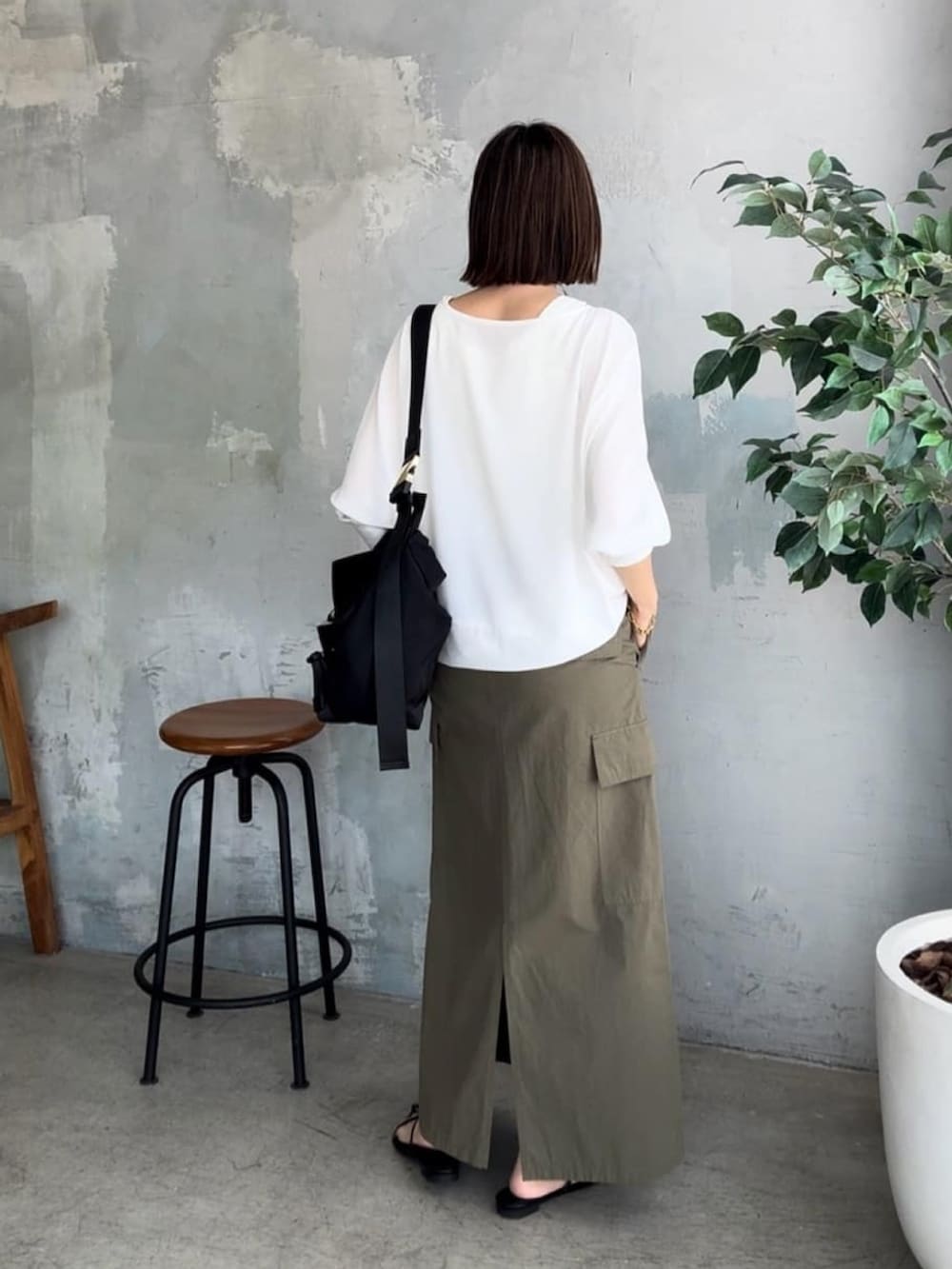 ホワイト系のシャツ/ブラウス、グリーン系のスカート、ブラック系のサンダルを着用したレディースの夏コーディネートの3枚目の写真