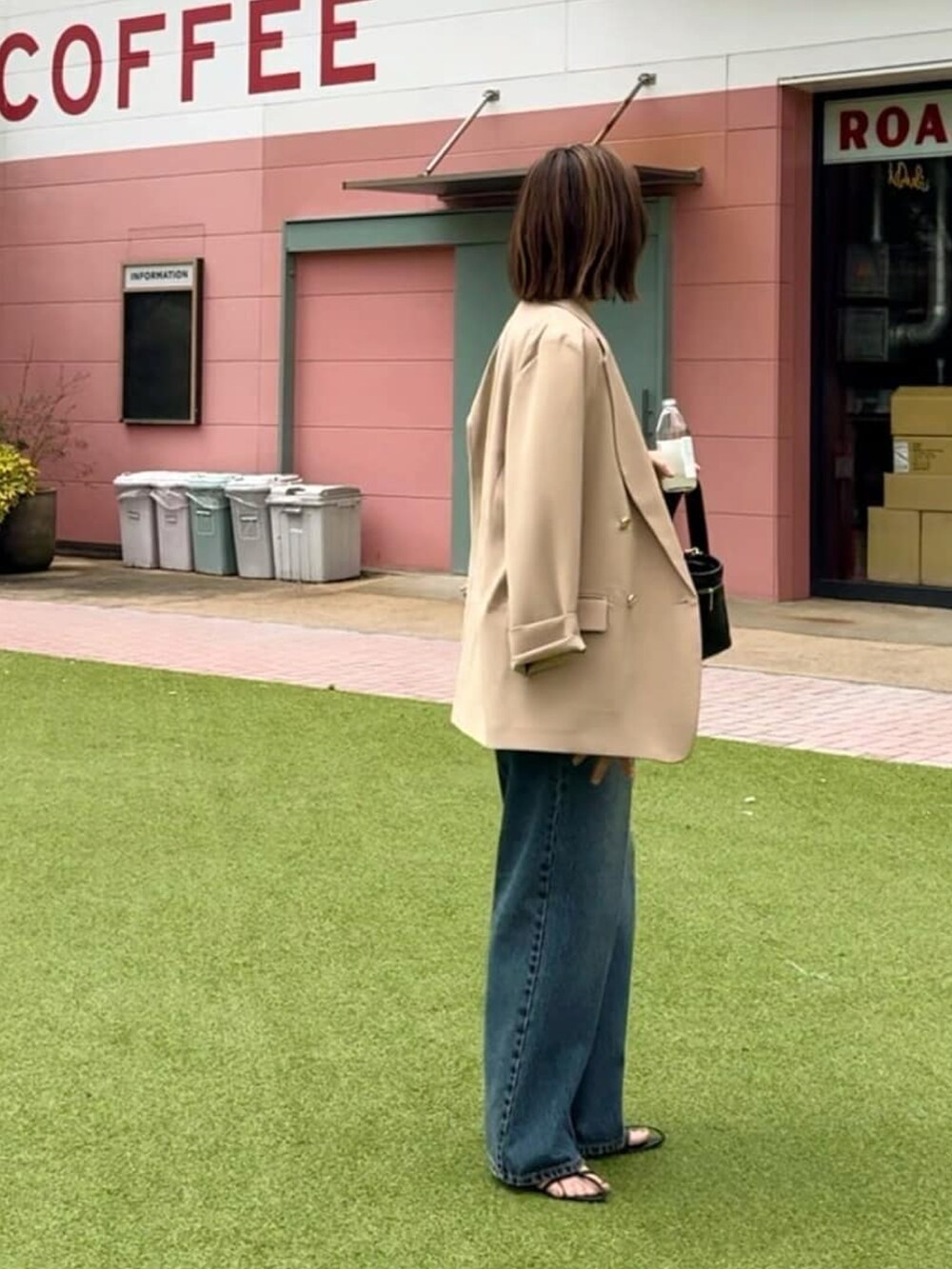 ブルー系のデニムパンツ、ホワイト系のTシャツ/カットソー、イエロー系のテーラードジャケットを着用したレディースの秋コーディネートの3枚目の写真