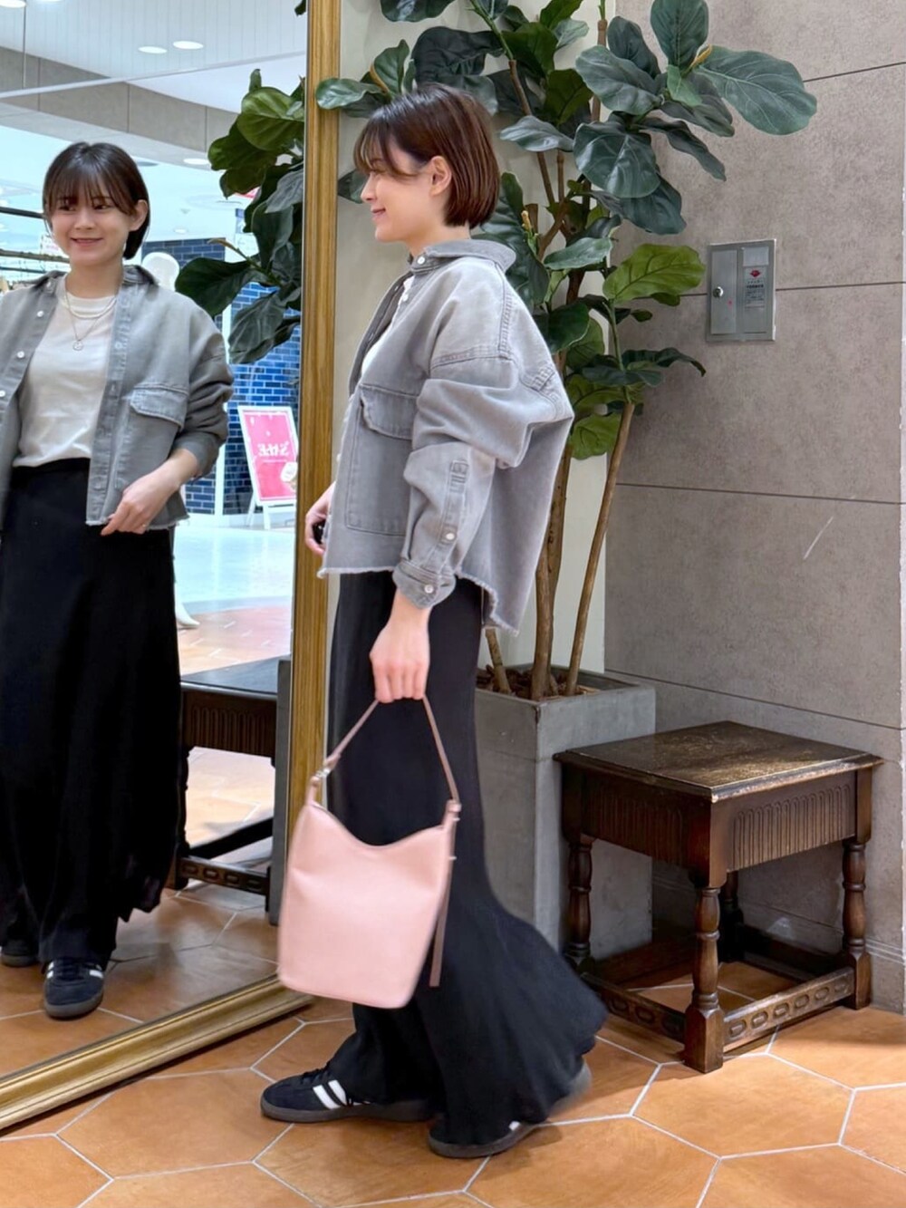 ホワイト系のTシャツ/カットソー、グレー系のシャツ/ブラウス、ピンク系のハンドバッグを着用したレディースの冬コーディネートの2枚目の写真