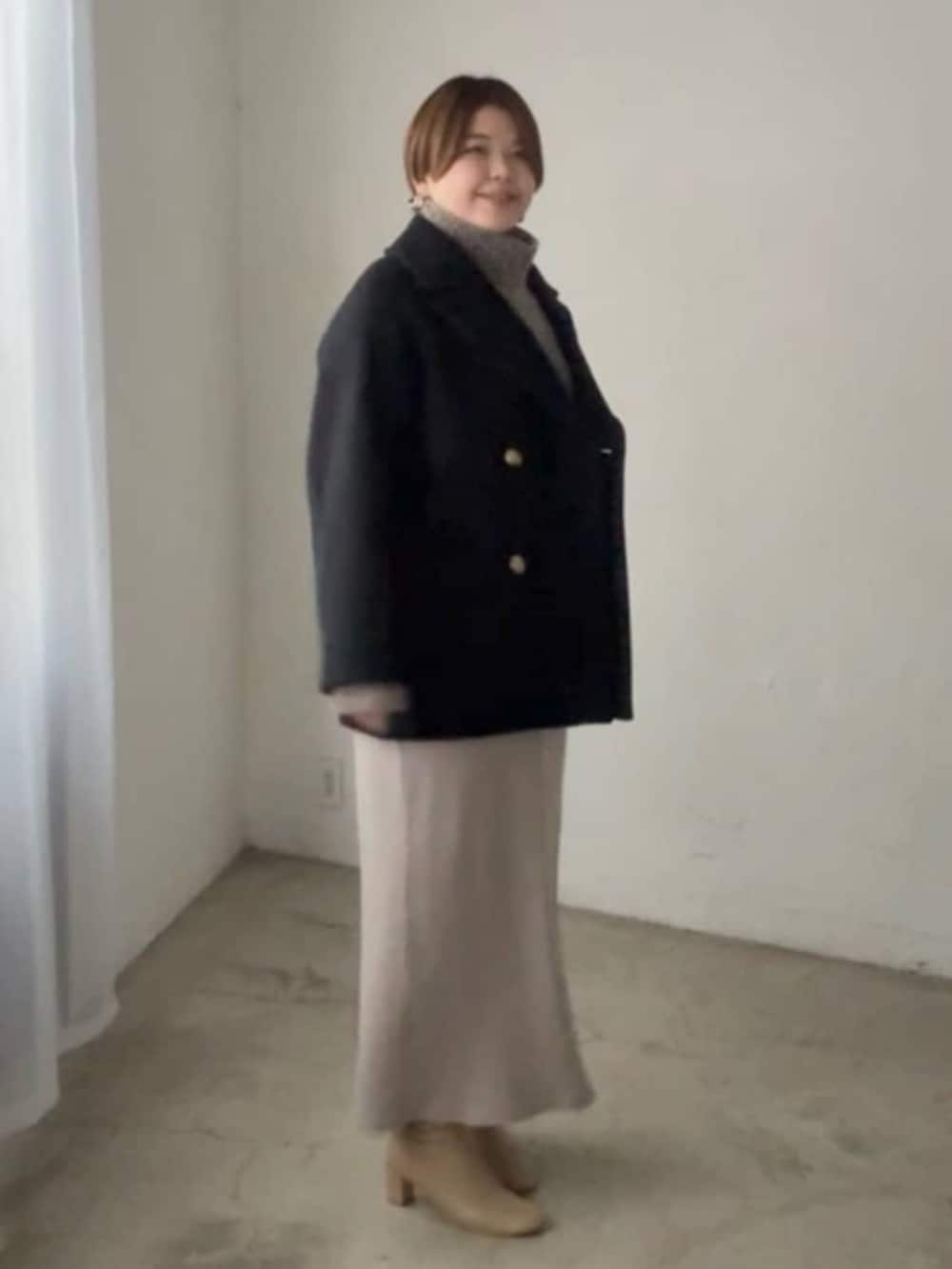 ホワイト系のハンドバッグ、ブラウン系のニット/セーター、ベージュ系のワンピースを着用したレディースの秋コーディネートの7枚目の写真