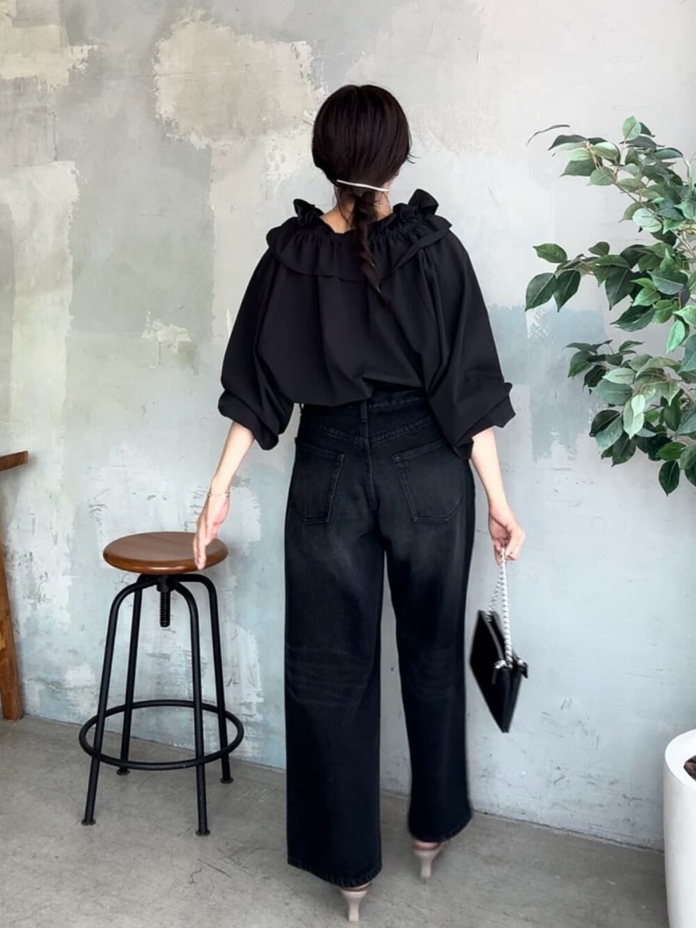 ブラック系のシャツ/ブラウス、ブラック系のデニムパンツ、ブラック系のショルダーバッグを着用したレディースの夏コーディネートの3枚目の写真