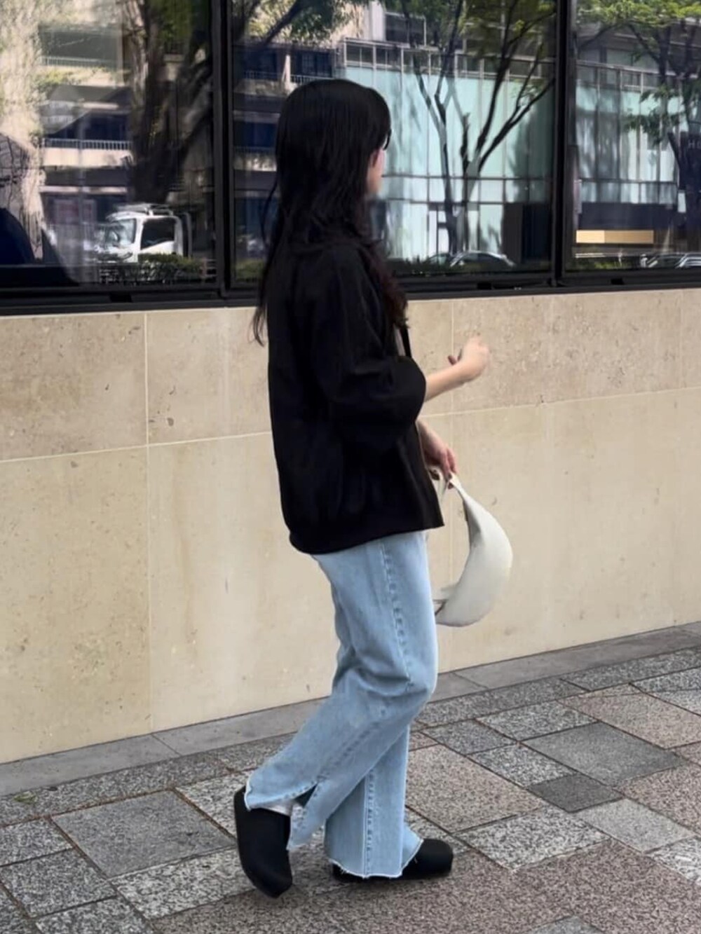 ブルー系のデニムパンツ、グレー系のTシャツ/カットソー、グリーン系のブルゾンを着用したレディースの春コーディネートの2枚目の写真