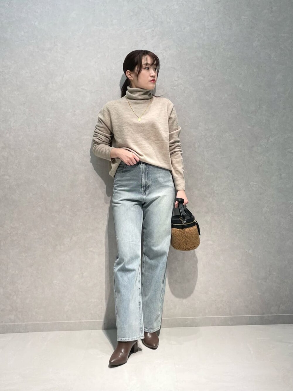 ホワイト系のその他アウター、ブルー系のデニムパンツ、ブラウン系のローファーを着用したレディースの冬コーディネートの4枚目の写真