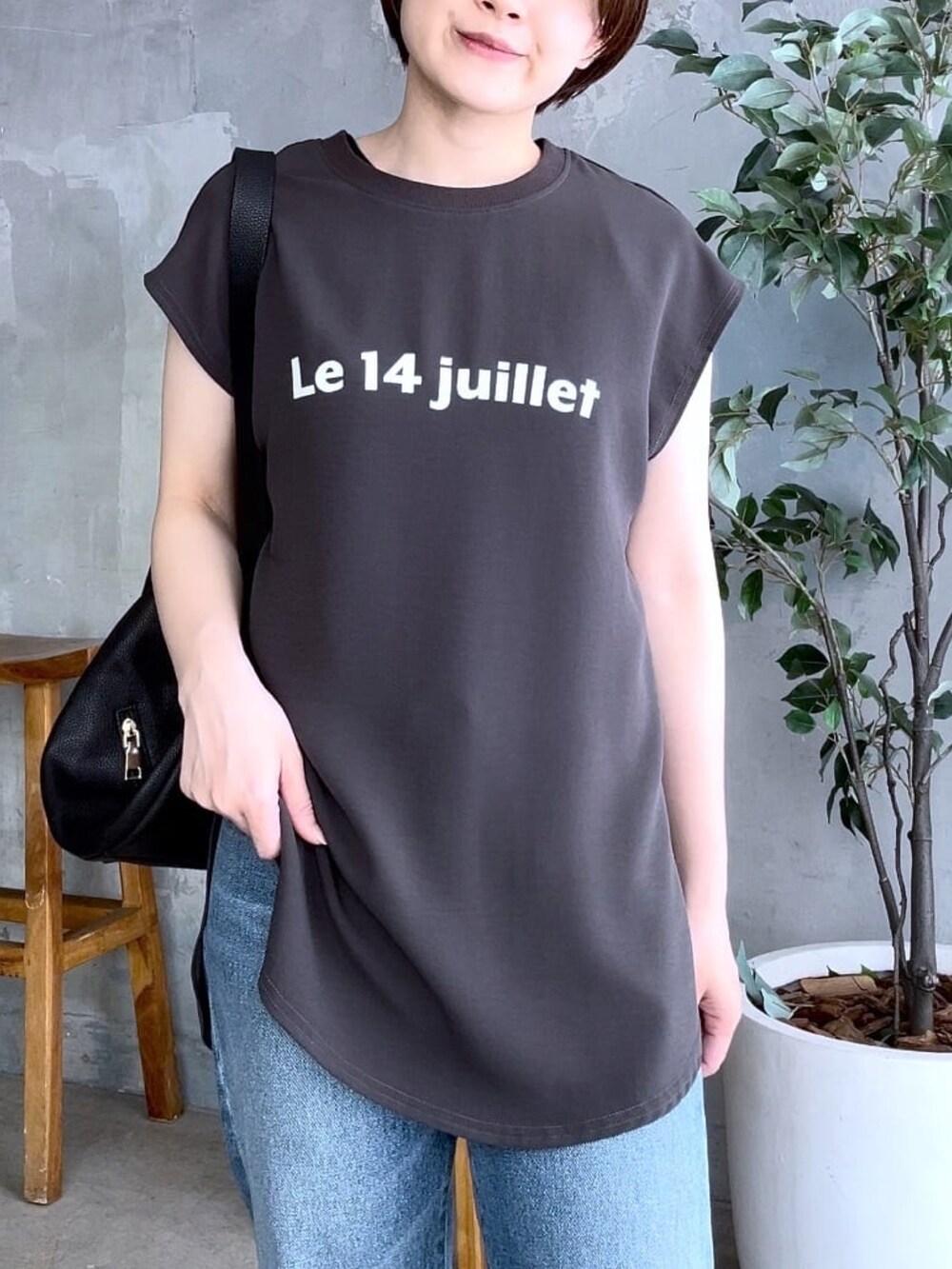 グレー系のシャツ/ブラウス、ブルー系のデニムパンツを着用したレディースの夏コーディネートの3枚目の写真