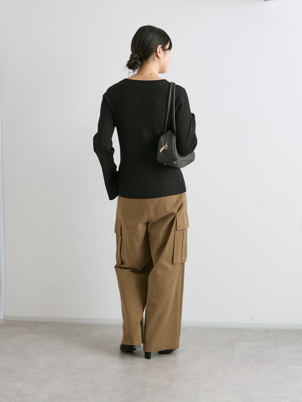 ブラック系のカーディガン/ボレロ、ブラウン系のカーゴパンツ、ブラック系のショルダーバッグを着用したレディースの夏コーディネートの3枚目の写真