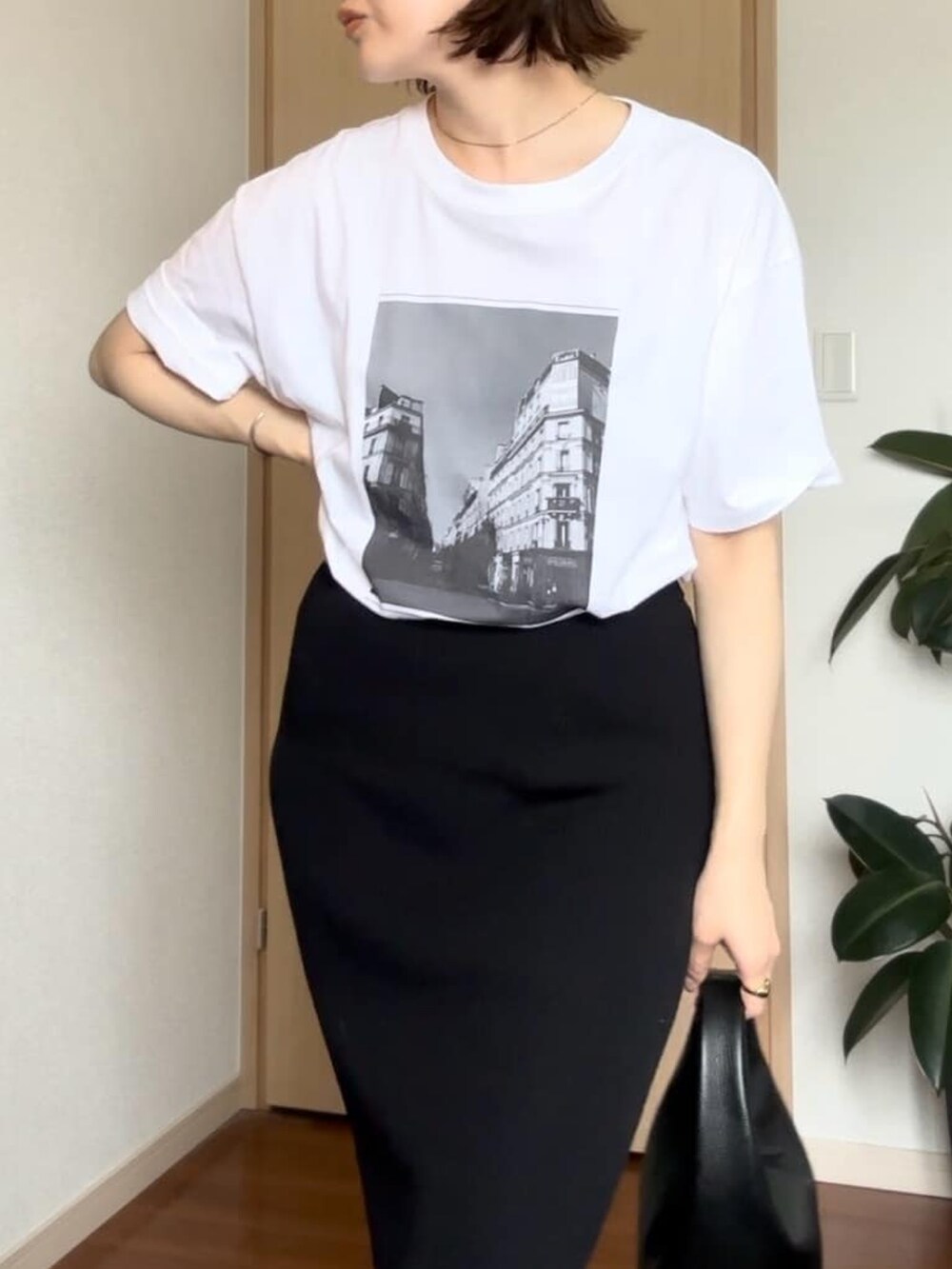 ブラウン系のスカート、ブルー系のシャツ/ブラウス、ホワイト系のTシャツ/カットソーを着用したレディースの春コーディネートの4枚目の写真