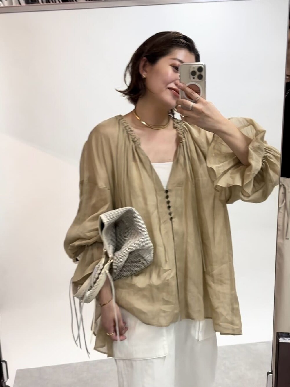 ホワイト系のカーゴパンツ、ベージュ系のシャツ/ブラウスを着用したレディースの春コーディネートの5枚目の写真