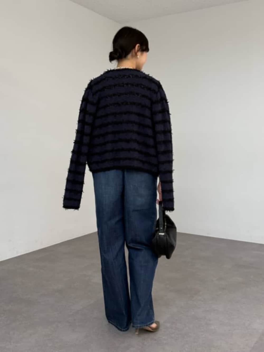 ブルー系のサロペット/オーバーオール、ブルー系のカーディガン/ボレロ、グレー系のその他シューズを着用したレディースの冬コーディネートの3枚目の写真