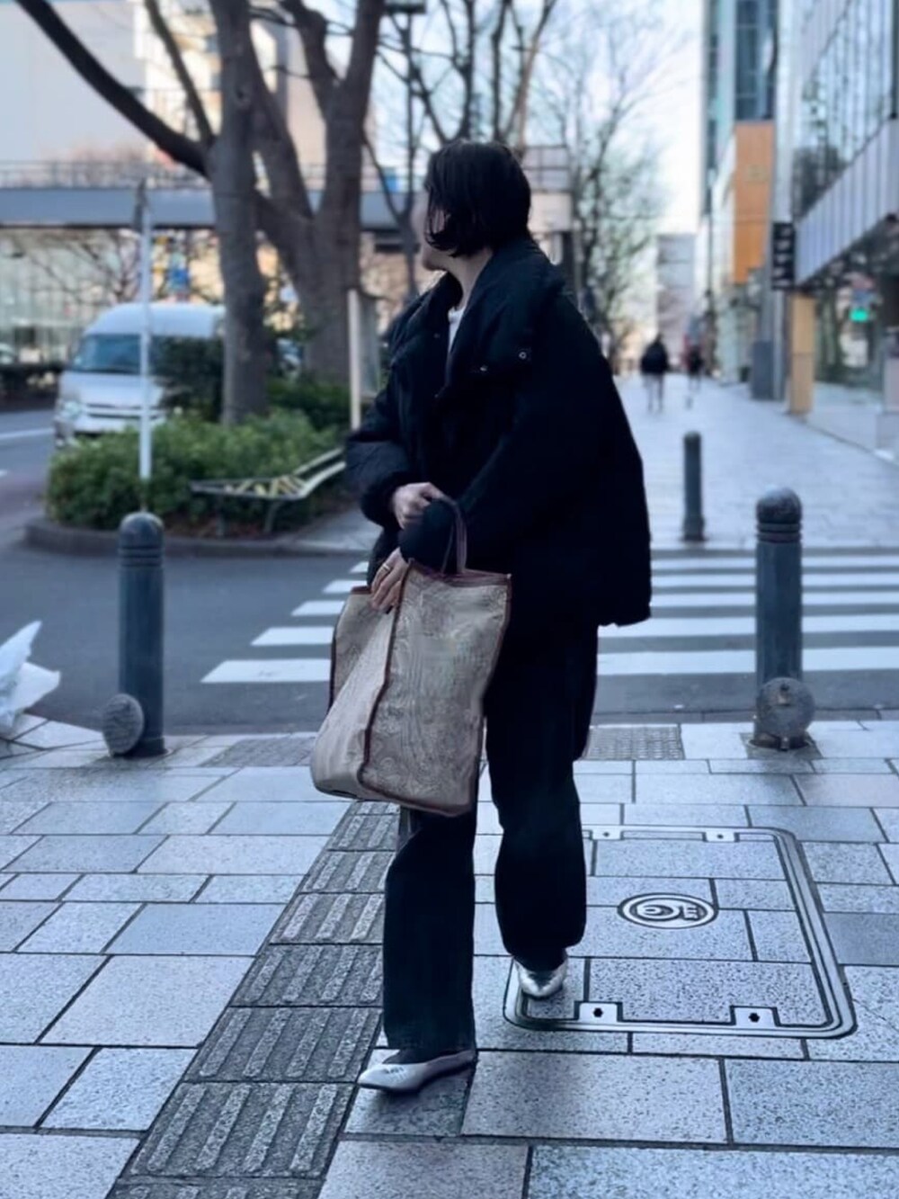 ブラック系のダウンジャケット/コート、ブラック系のサロペット/オーバーオールを着用したレディースの冬コーディネートの3枚目の写真