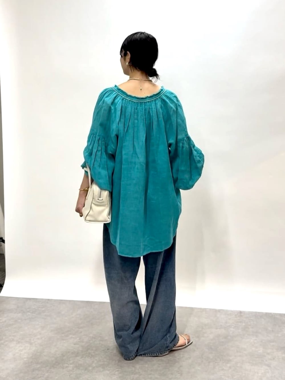 「春色、春めき満開コーデ、大人カジュアル、休日スタイル、デートコーデ、お出かけコーデ、シアートップス、春服コーデ、大人カジュアルコーデ、お花見コーデ、シンプルスタイル、ブルー、シア―ブラウス、デニムパンツ」｜「RIVE DROITEの予約【à Nice （ア ・ニース）】 ビーズ刺繍ブラウス（シャツ/ブラウス、ブルー系）」を使った、RIVE DROITE officialさん（骨格ナチュラル・レディース・163cm）の春コーディネートの3枚目の写真