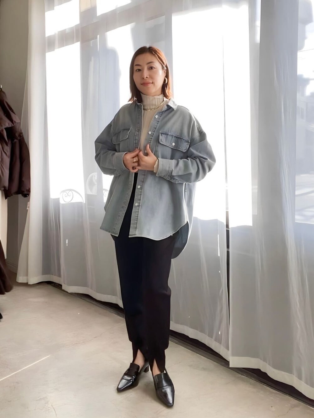 ブラウン系のその他アウター、ブラック系のその他パンツ、ブラック系のローファーを着用したレディースの冬コーディネートの3枚目の写真