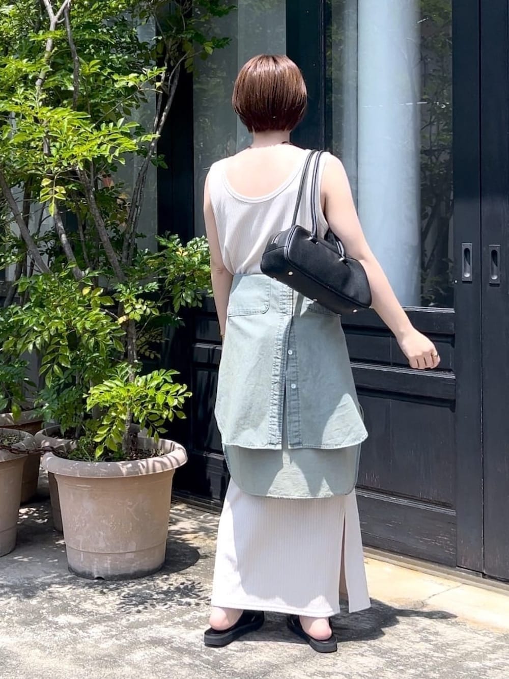 ホワイト系のワンピース、ブルー系のシャツ/ブラウス、ブラック系のサンダルを着用したレディースの夏コーディネートの2枚目の写真