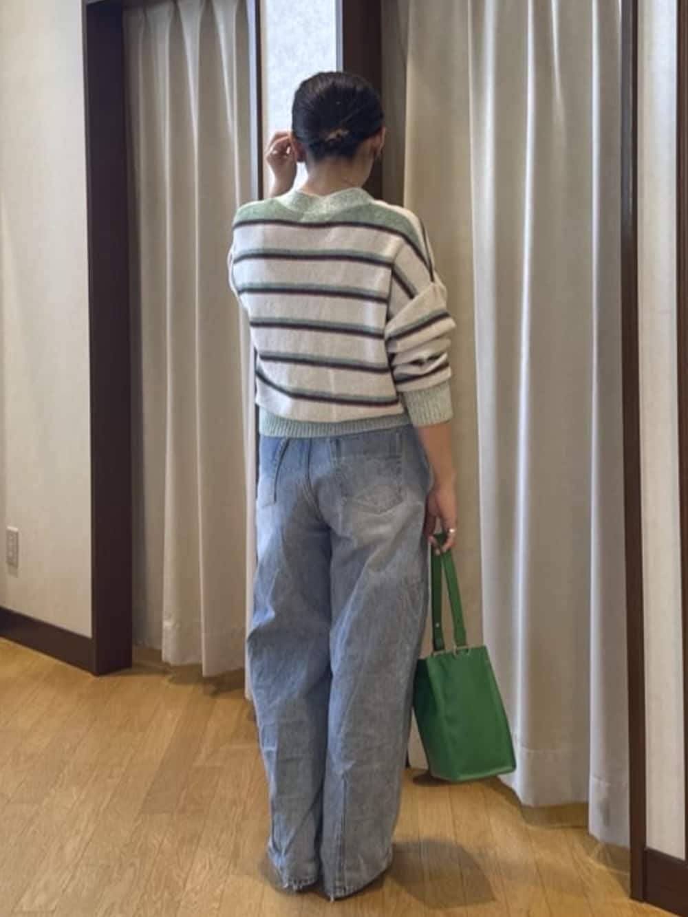 シルバー系のその他シューズ、グリーン系のショルダーバッグ、ホワイト系のキャミソールを着用したレディースの春コーディネートの3枚目の写真