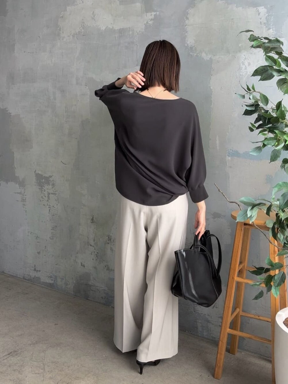 グレー系のシャツ/ブラウス、ベージュ系のスラックスを着用したレディースの冬コーディネートの3枚目の写真