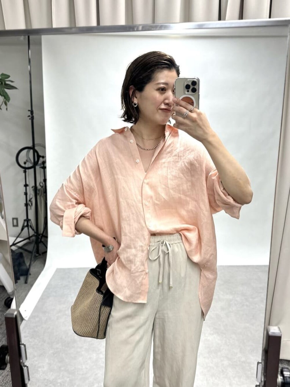 パープル系のシャツ/ブラウス、ベージュ系のパンツ、シルバー系のサンダルを着用したレディースの春コーディネートの2枚目の写真