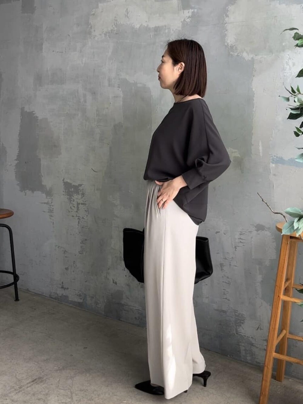 グレー系のシャツ/ブラウス、ベージュ系のスラックスを着用したレディースの冬コーディネートの4枚目の写真