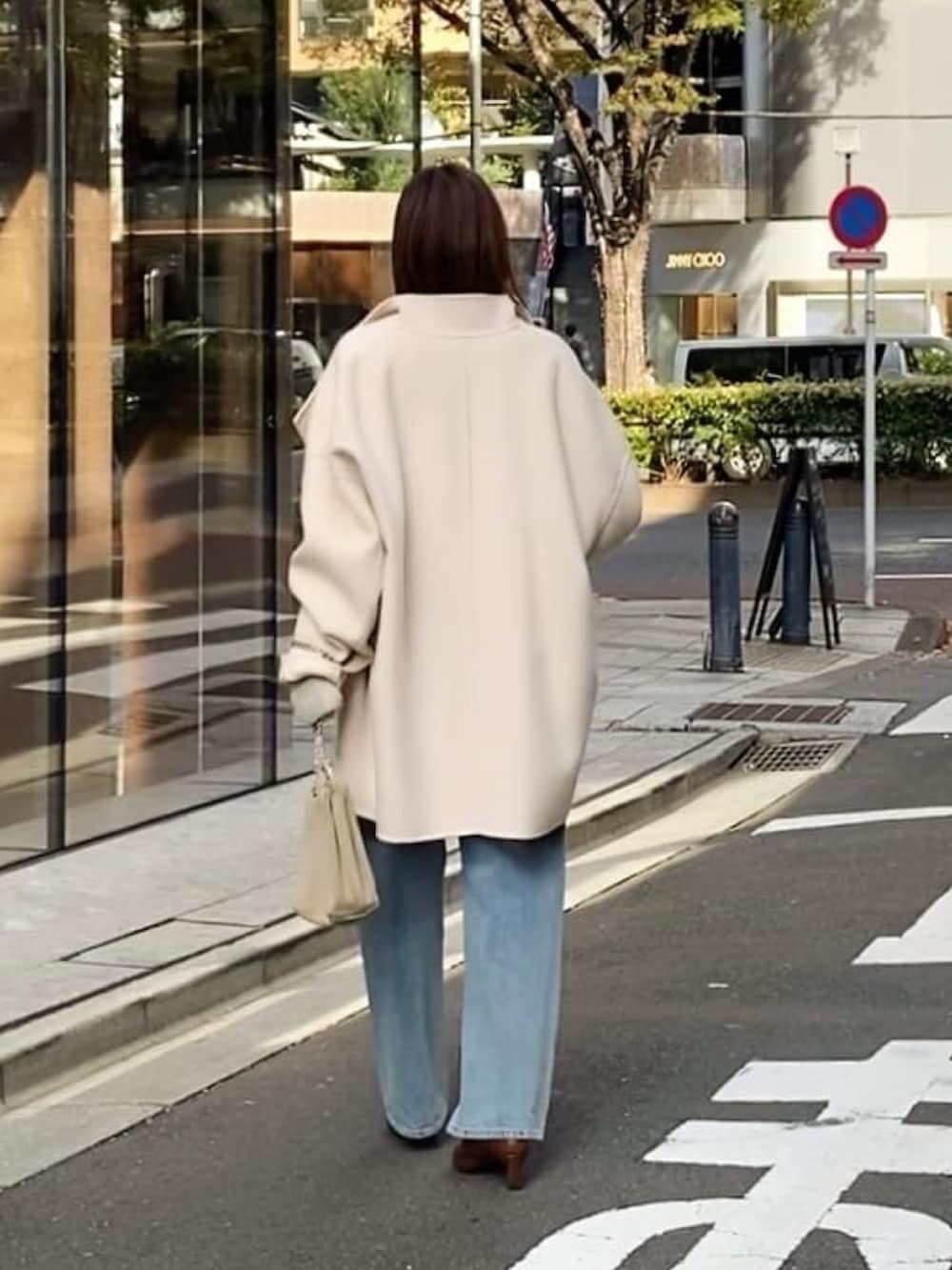 ベージュ系のその他アウター、ブルー系のデニムパンツ、ブラウン系のローファーを着用したレディースの秋コーディネートの3枚目の写真