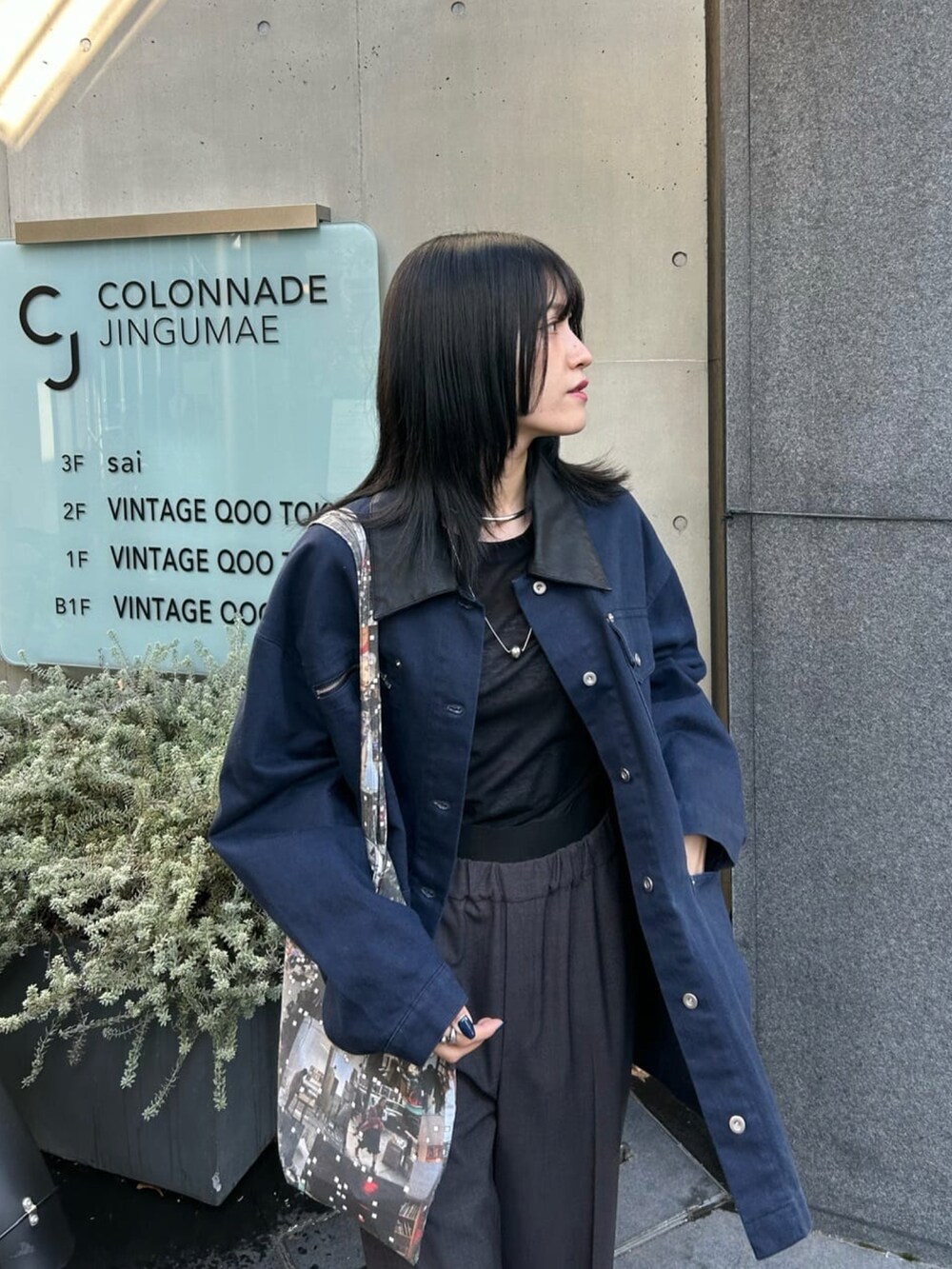 グレー系のその他パンツ、ブルー系のブルゾン、ブラック系のローファーを着用したレディースの冬コーディネートの3枚目の写真