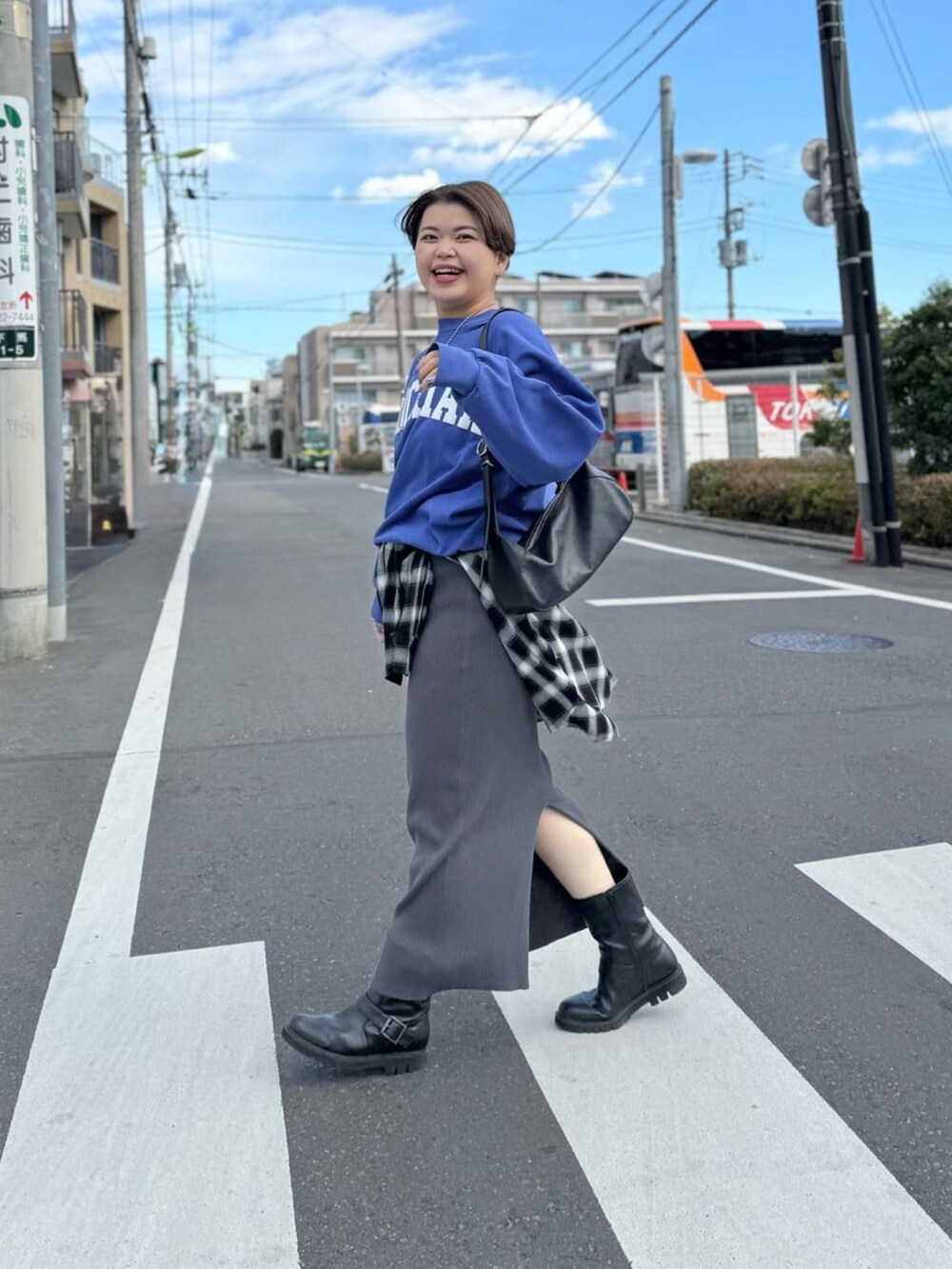 ブルー系のスウェット、グレー系のスカート、ブラック系のシャツ/ブラウスを着用したレディースの冬コーディネートの2枚目の写真