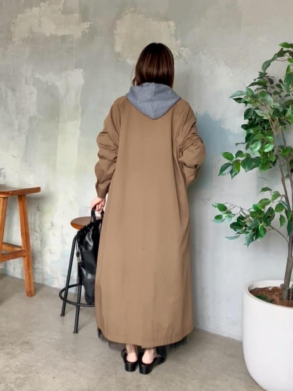 グレー系のニット/セーター、ブラック系のショルダーバッグ、ブラック系のスカートを着用したレディースの夏コーディネートの3枚目の写真