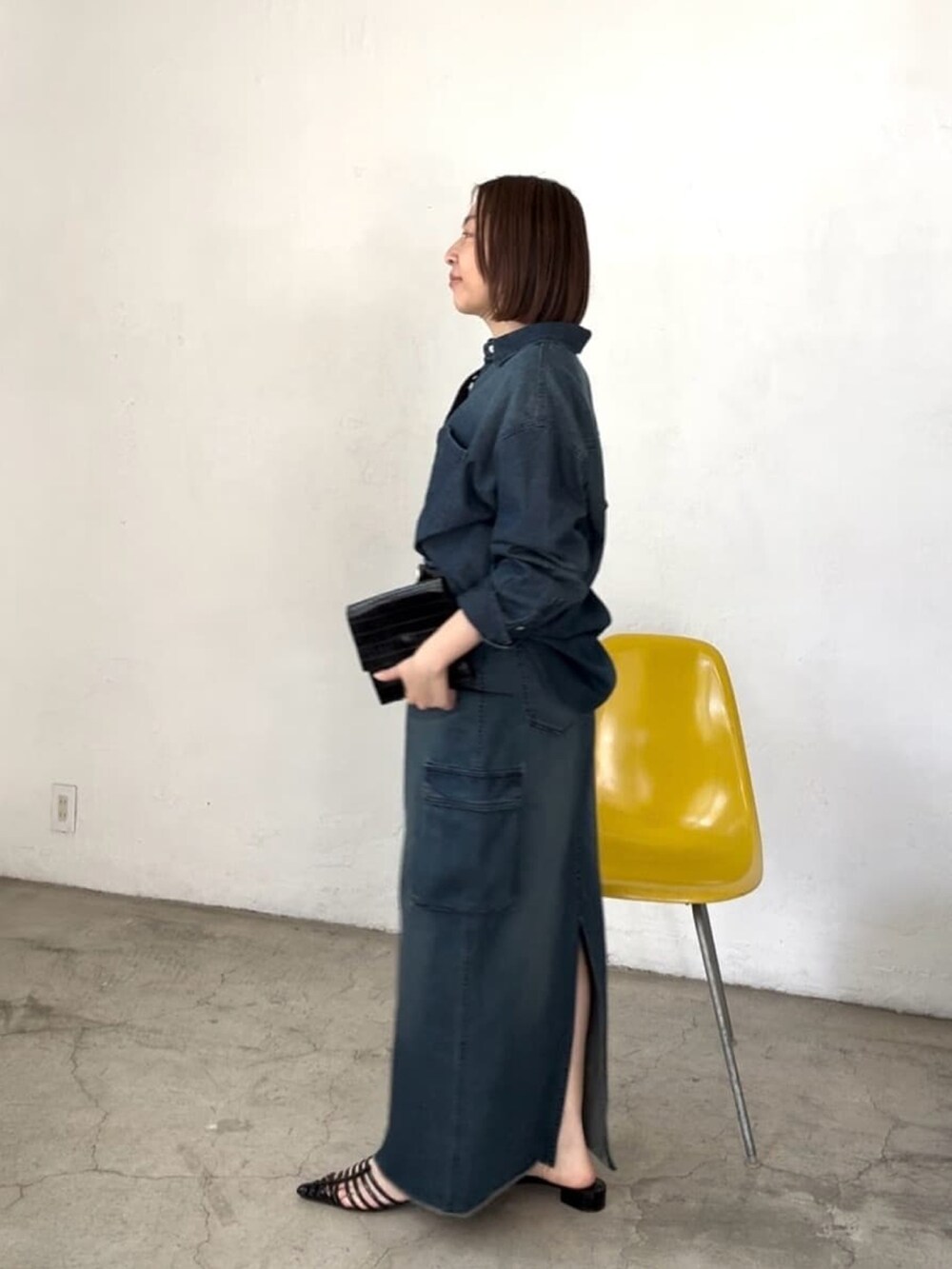 ブルー系のシャツ/ブラウス、シルバー系のサンダル、ブルー系のデニムスカートを着用したレディースの春コーディネートの2枚目の写真