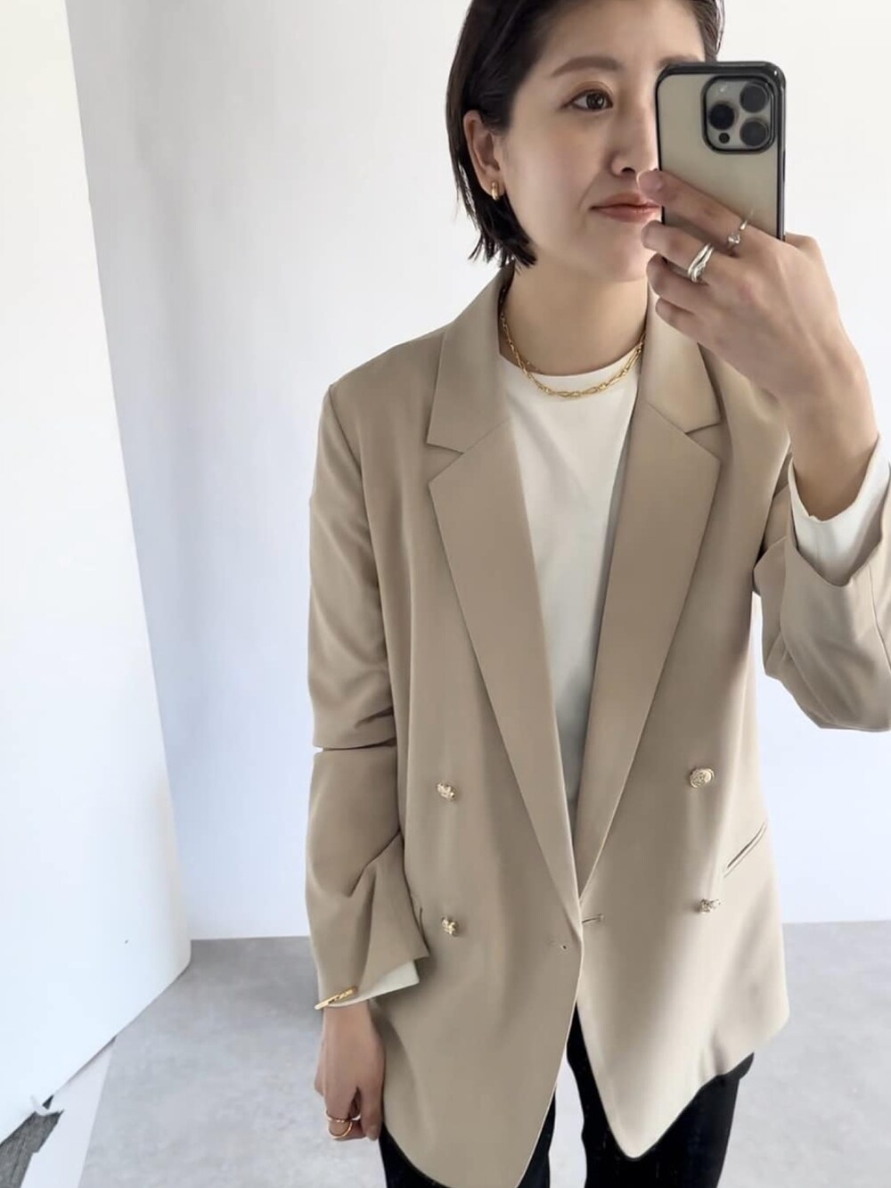 ブラック系のその他パンツ、ベージュ系のテーラードジャケット、ブラック系のTシャツ/カットソーを着用したレディースの冬コーディネートの2枚目の写真