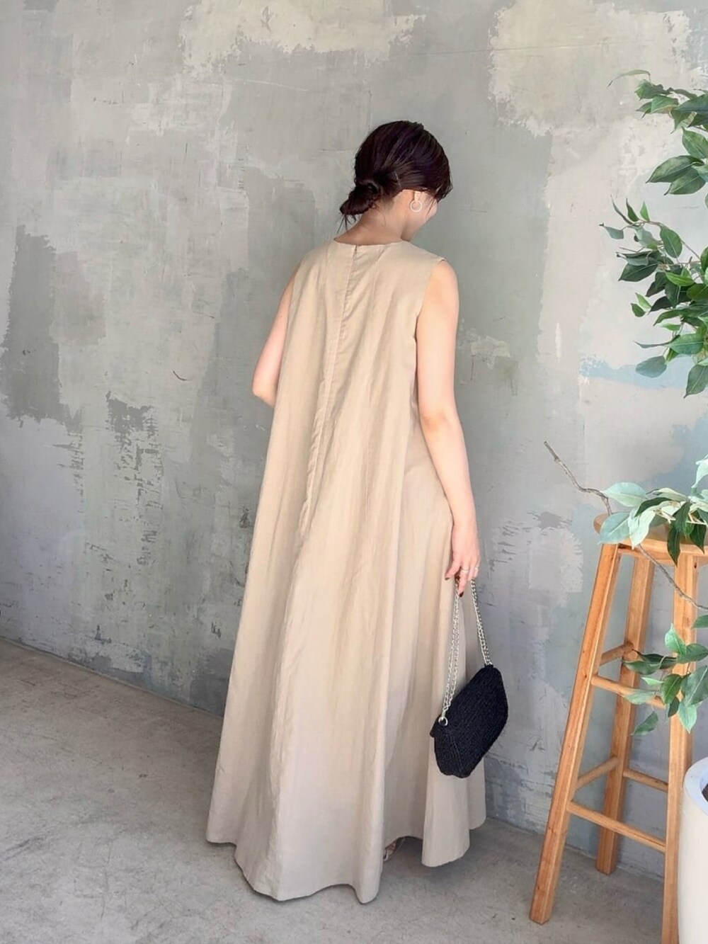 ベージュ系のワンピース、ブラック系のショルダーバッグを着用したレディースの春コーディネートの3枚目の写真