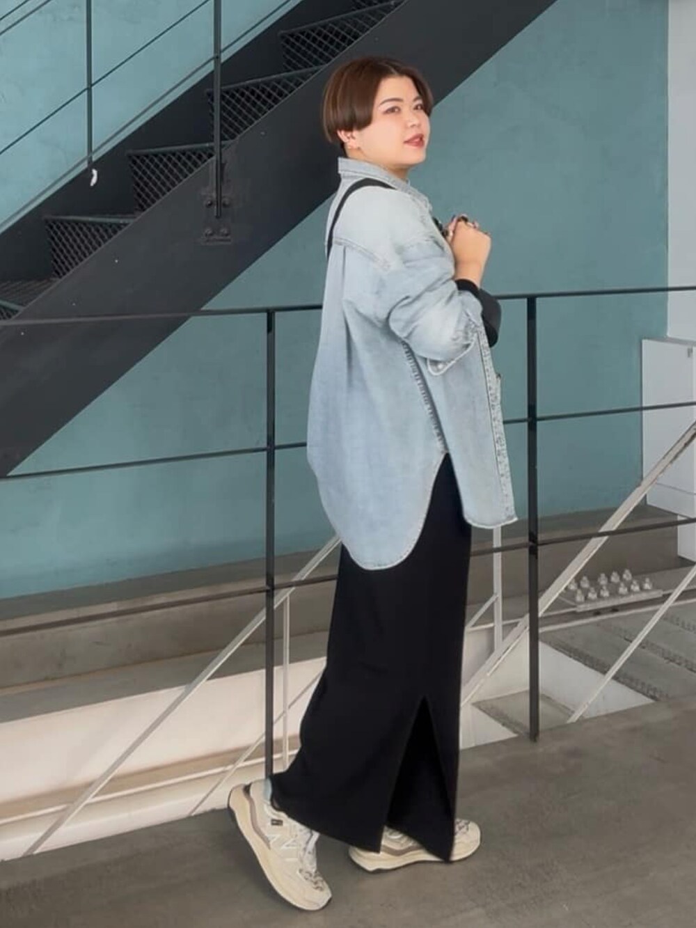 ブラック系のボディバッグ/ウエストポーチ、ブルー系のシャツ/ブラウス、ブラック系のワンピースを着用したレディースの冬コーディネートの2枚目の写真