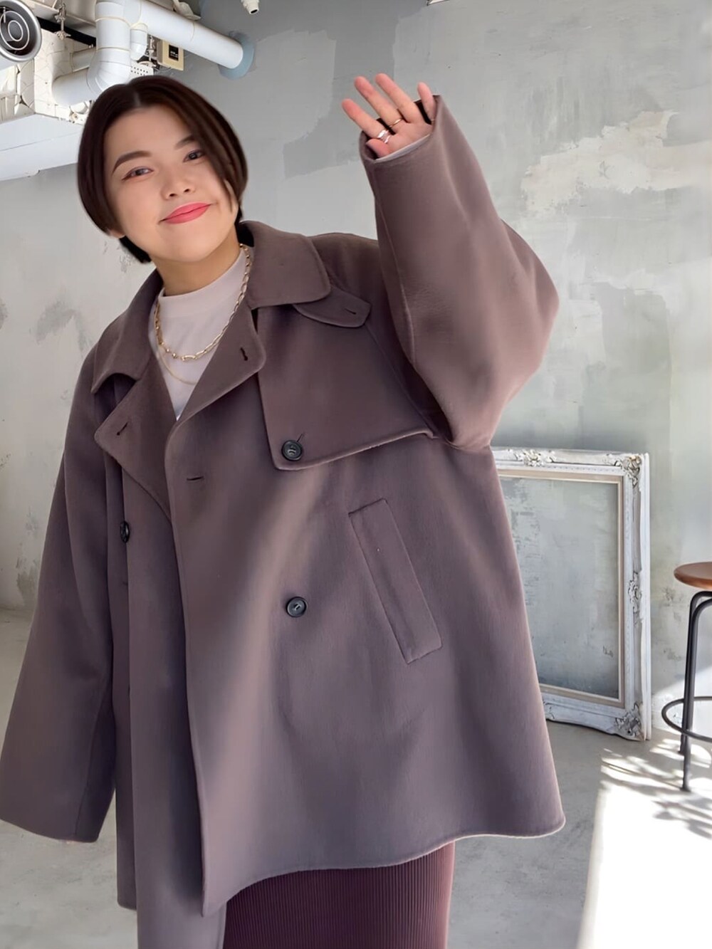 ブラウン系のその他アウター、ブラウン系のスカート、ベージュ系のブーツを着用したレディースの冬コーディネートの2枚目の写真