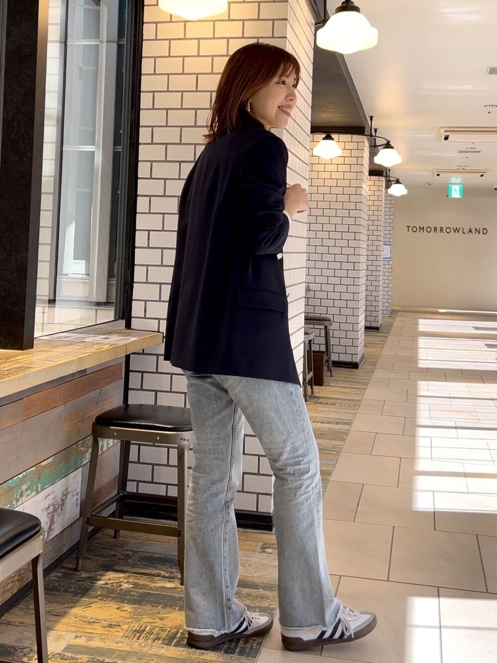 ホワイト系のTシャツ/カットソー、ブルー系のテーラードジャケット、ブルー系のデニムパンツを着用したレディースの春コーディネートの2枚目の写真