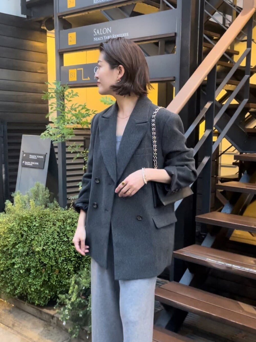 グレー系のその他アウター、グレー系のサロペット/オーバーオール、ブラック系のローファーを着用したレディースの冬コーディネートの4枚目の写真