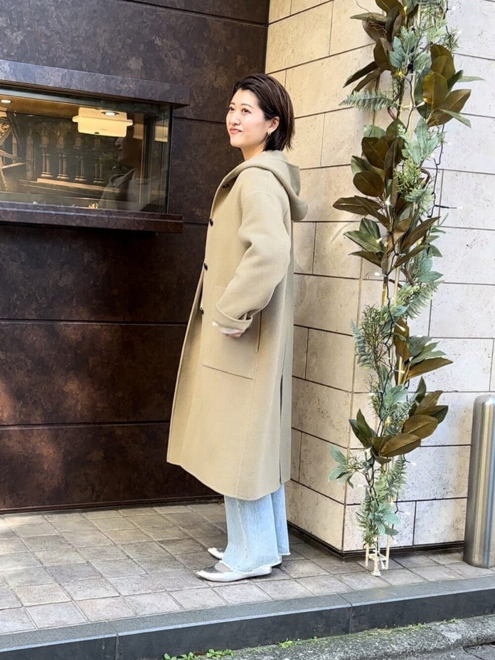 グリーン系のその他アウター、グレー系のニット/セーター、ブルー系のデニムパンツを着用したレディースの冬コーディネートの3枚目の写真