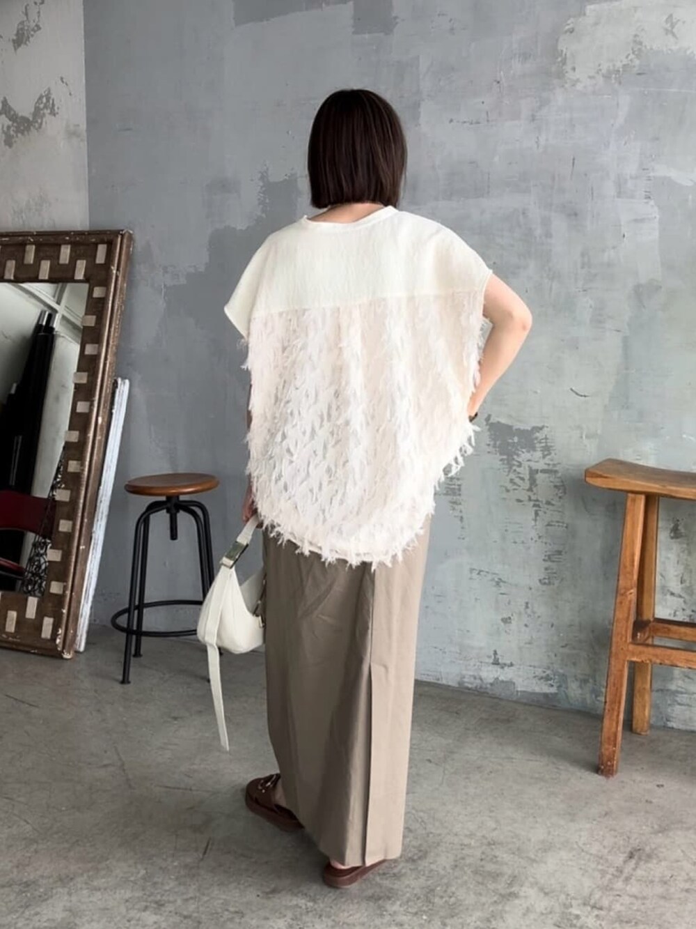 ホワイト系のシャツ/ブラウス、ブラウン系のサンダル、ホワイト系のボディバッグ/ウエストポーチを着用したレディースの夏コーディネートの3枚目の写真