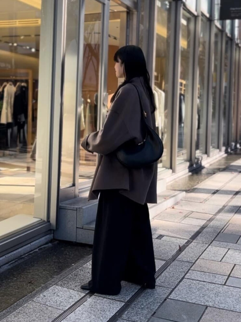 ブラック系のその他パンツ、ブラウン系のニット/セーター、ブラウン系のその他アウターを着用したレディースの冬コーディネートの2枚目の写真