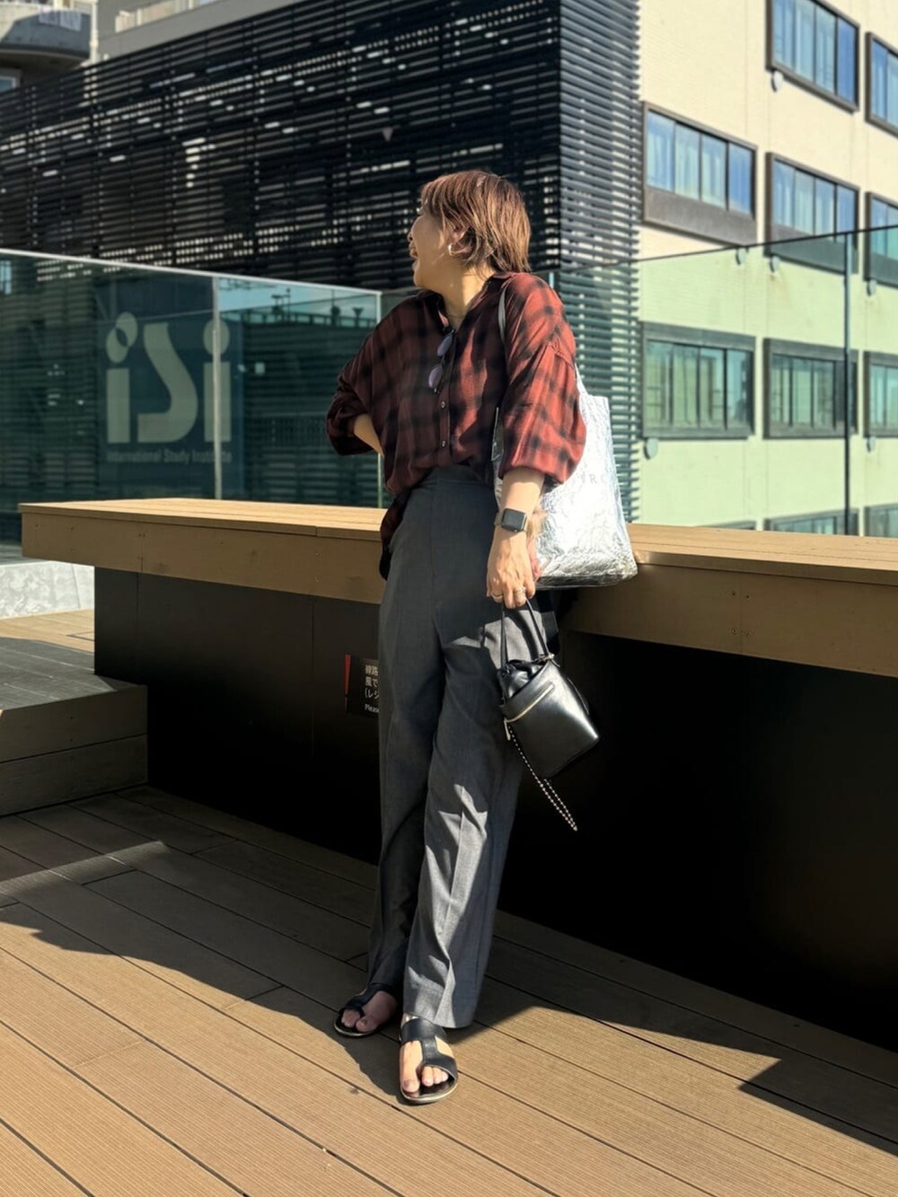 ブラック系のハンドバッグ、グレー系のその他パンツ、ブラウン系のシャツ/ブラウスを着用したレディースの夏コーディネートの3枚目の写真