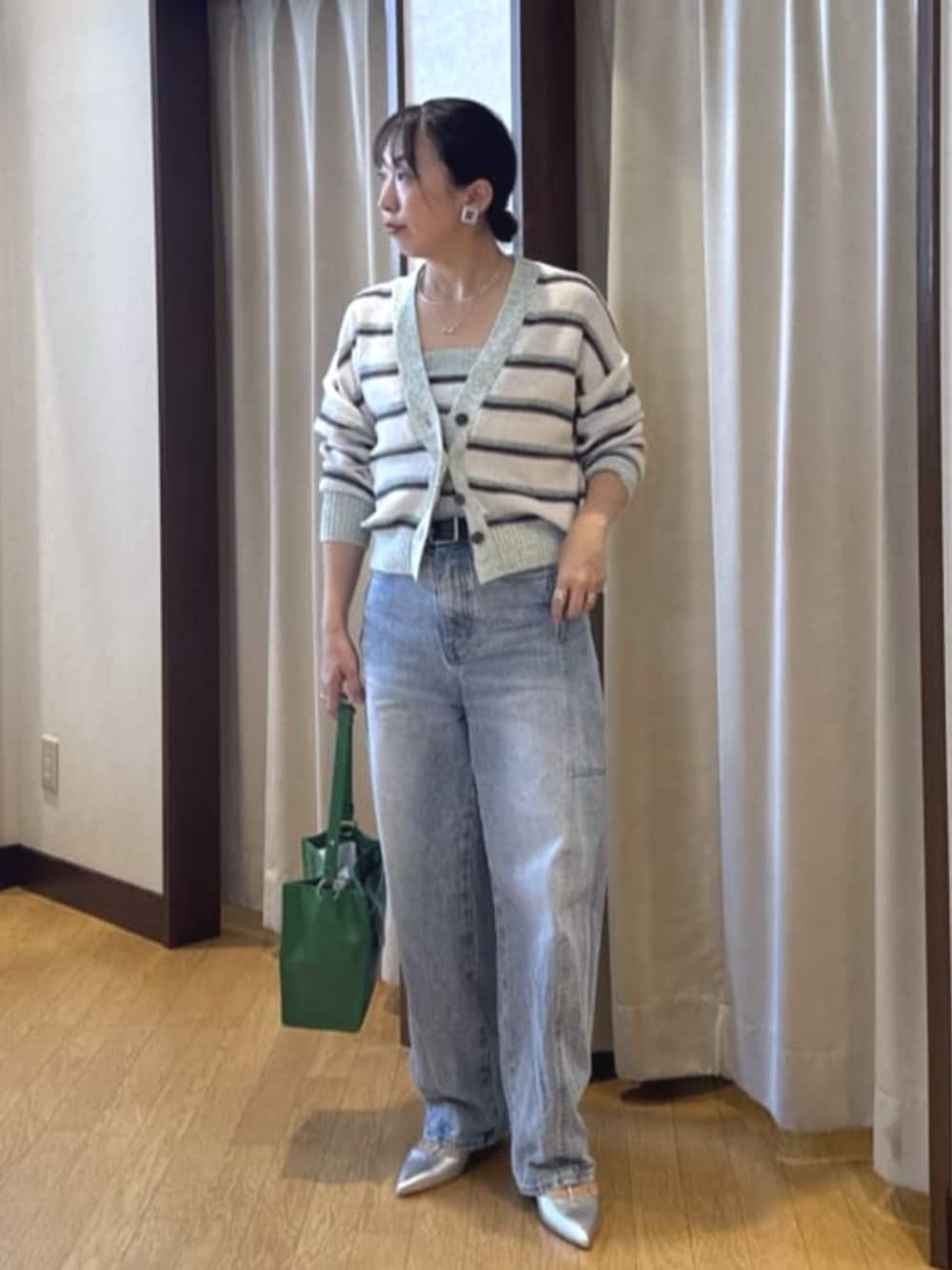 シルバー系のその他シューズ、グリーン系のショルダーバッグ、ホワイト系のキャミソールを着用したレディースの春コーディネートの4枚目の写真