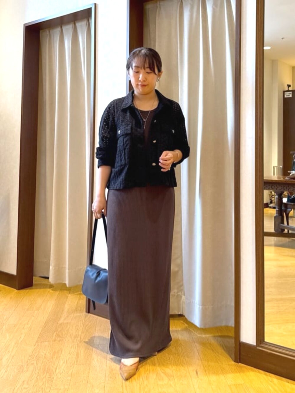 ブラウン系のワンピース、ブラウン系のパンプス、ブルー系のショルダーバッグを着用したレディースの夏コーディネートの5枚目の写真