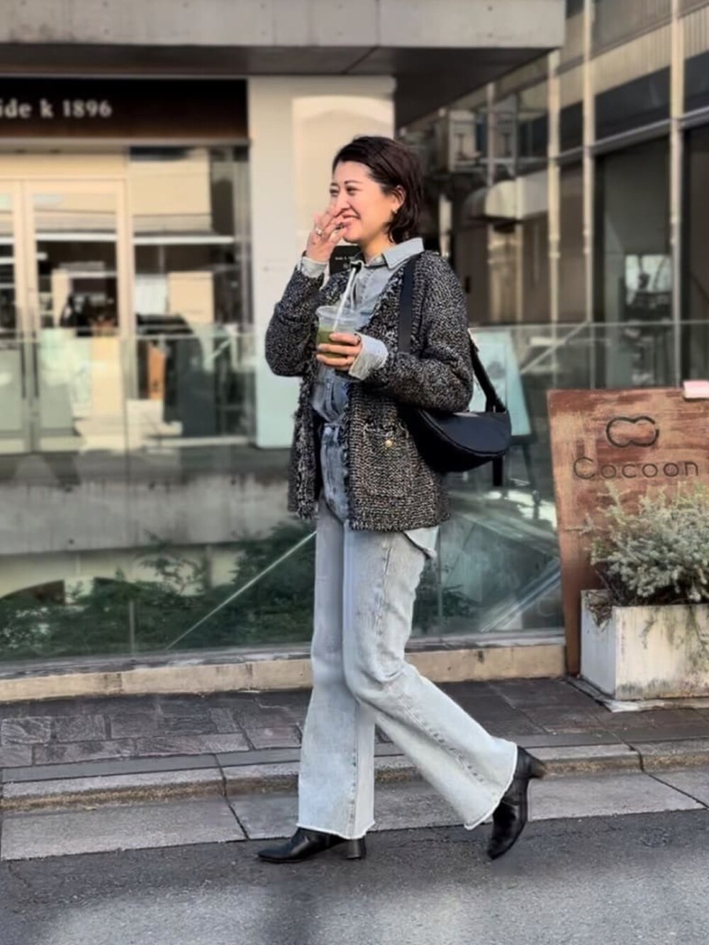 ブルー系のピーコート、ブルー系のシャツ/ブラウス、ブルー系のデニムパンツを着用したレディースの冬コーディネートの2枚目の写真