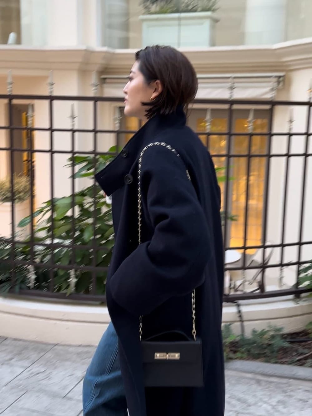 ブルー系のその他アウター、ブラック系のブーツ、ブルー系のジャンパースカートを着用したレディースの冬コーディネートの4枚目の写真