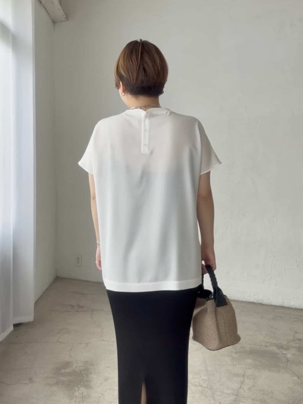 ホワイト系のシャツ/ブラウス、ブラック系のスカート、ブラック系のハンドバッグを着用したレディースの春コーディネートの6枚目の写真