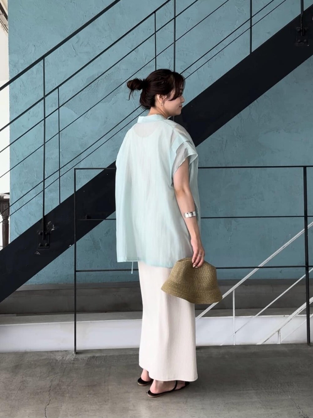 ホワイト系のワンピース、ブラック系のサンダル、グリーン系のシャツ/ブラウスを着用したレディースの春コーディネートの5枚目の写真