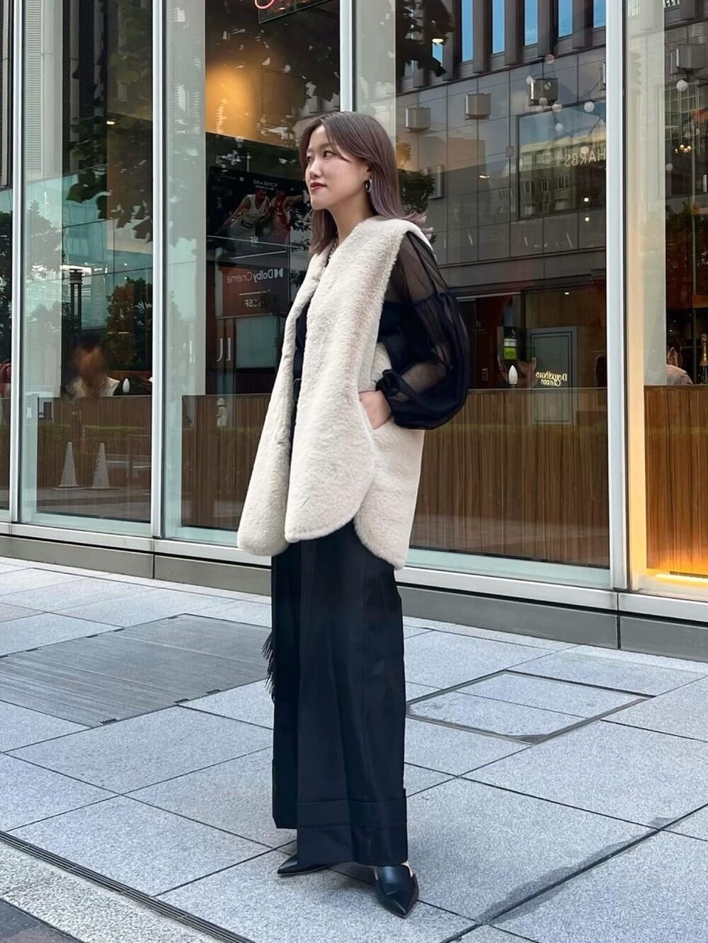 ブラック系のチノパンツ、ブラック系のシャツ/ブラウス、ブラック系のパンプスを着用したレディースの秋コーディネートの2枚目の写真