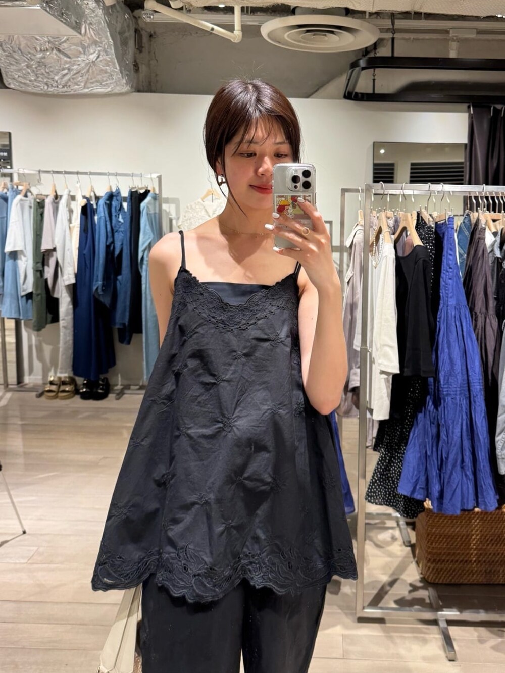 ブラック系のキャミソール、ブラック系のその他パンツ、ブラック系のサンダルを着用したレディースの夏コーディネートの2枚目の写真
