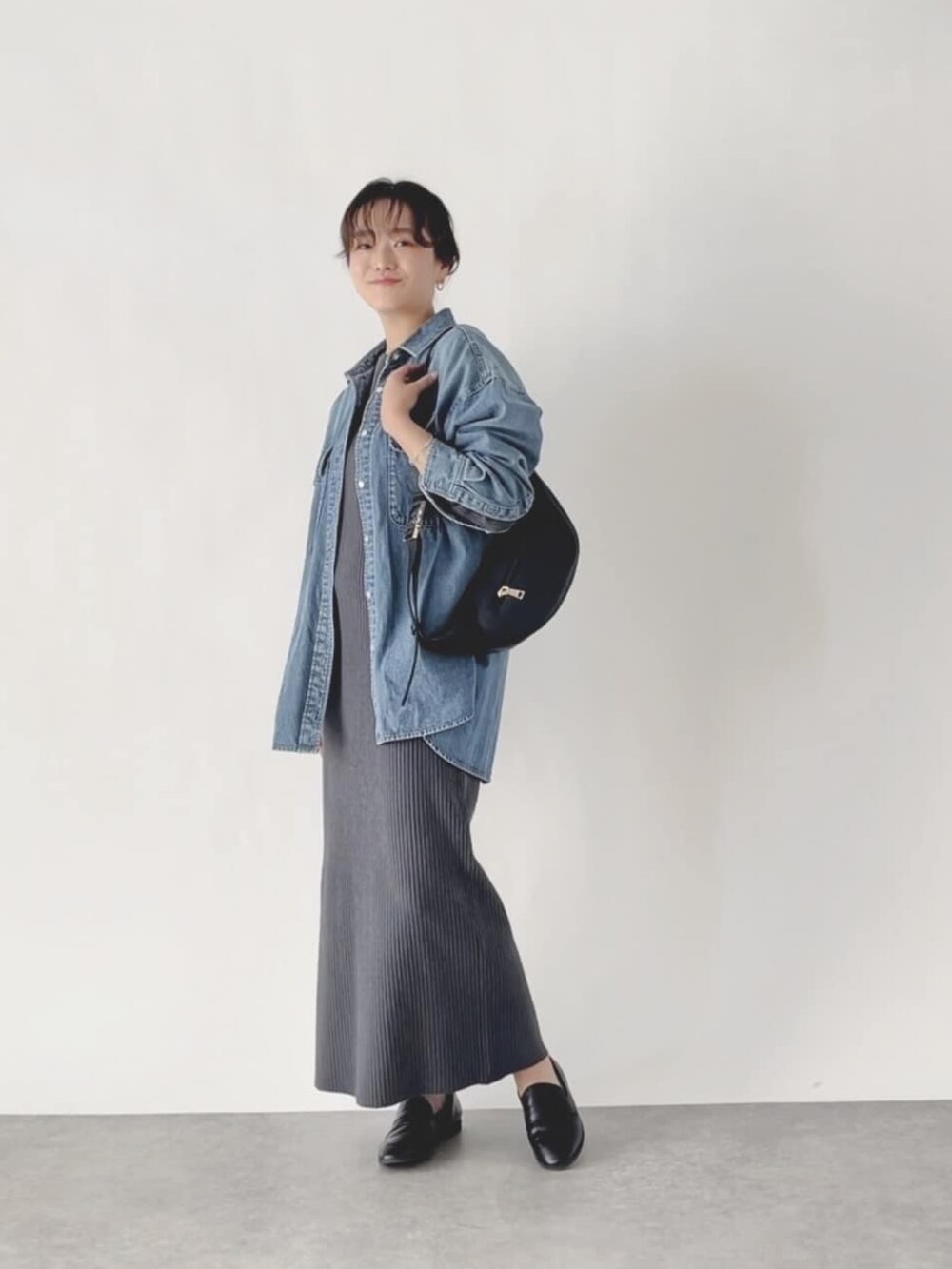 グレー系のワンピース、ブルー系のシャツ/ブラウス、ブラック系のローファーを着用したレディースの冬コーディネートの3枚目の写真
