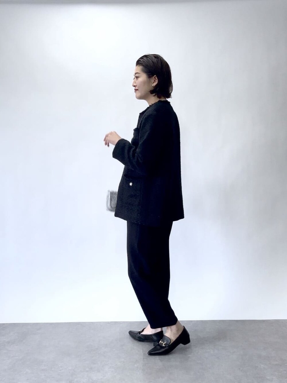 ブルー系のその他パンツ、ブラック系のローファー、ブルー系のノーカラージャケットを着用したレディースの冬コーディネートの2枚目の写真